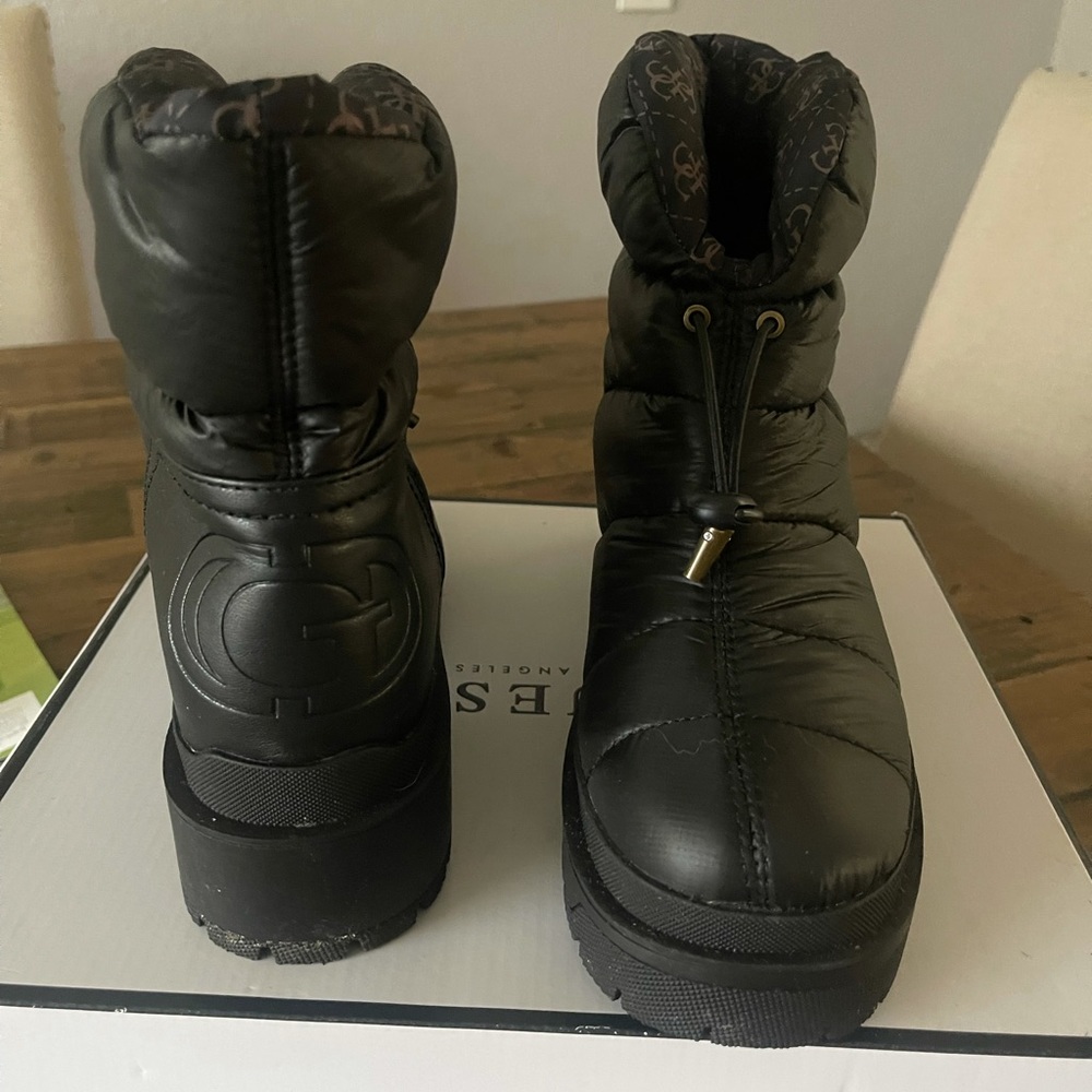 Guess snow boots